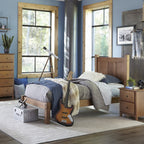 Lit plateforme en bois massif de style shaker avec meubles en bois de grain