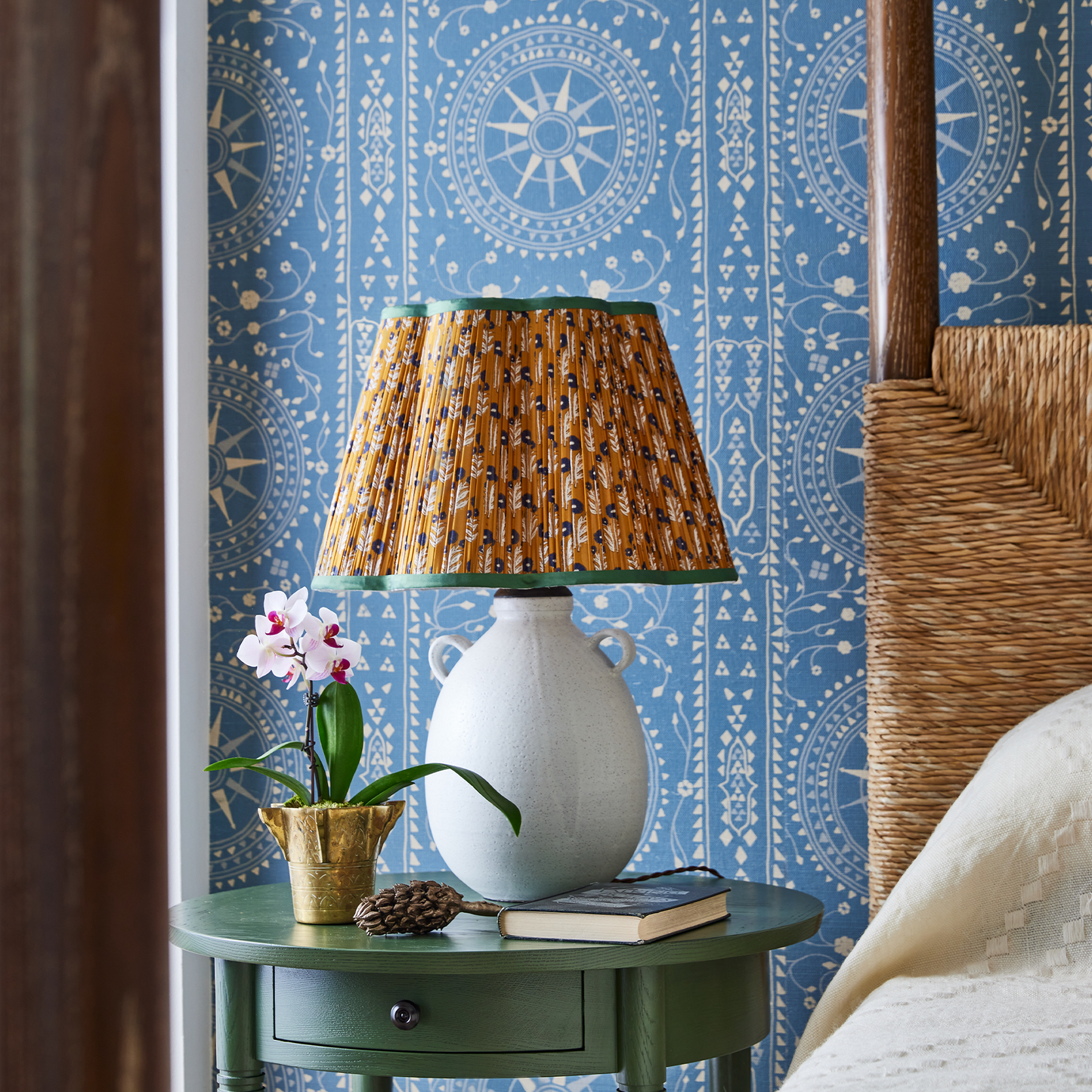 Lampe de table blanche en forme de cruche Natan Moss