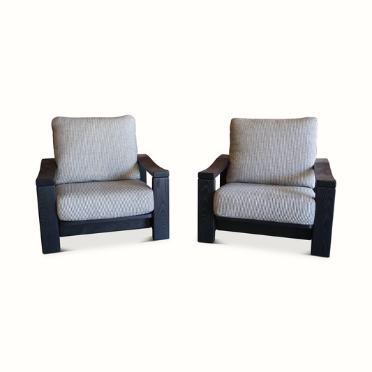 Paire de fauteuils en orme avec coussins en lin par Maison Regain