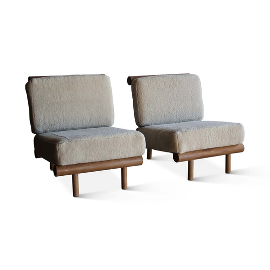 Paire de chaises en chêne et peau de mouton attribuées à Charlotte Perriand