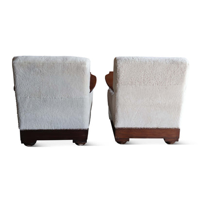 Paire de fauteuils club en peau de mouton 