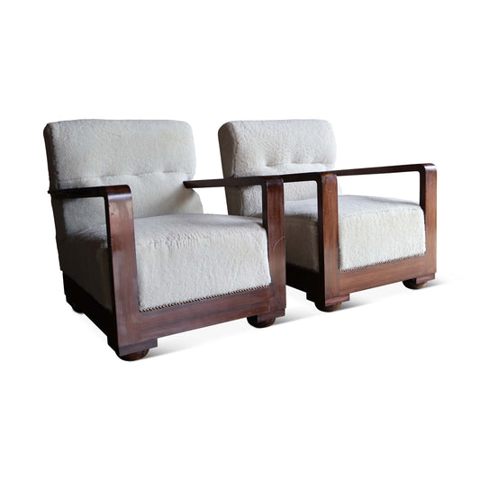Paire de fauteuils club en peau de mouton 