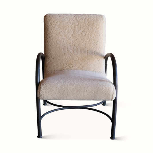 Fauteuil en bronze et peau de mouton de Robert Lewis