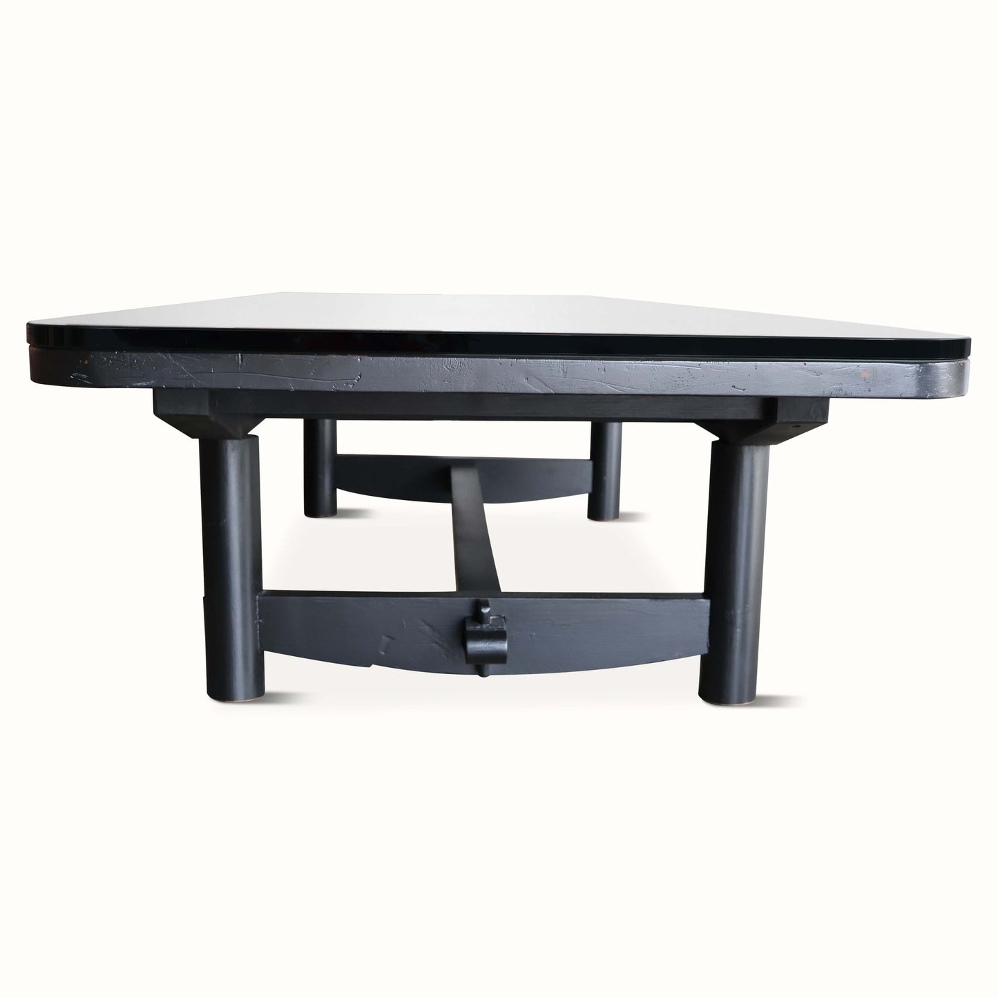 Table basse en pin noirci avec plateau en verre