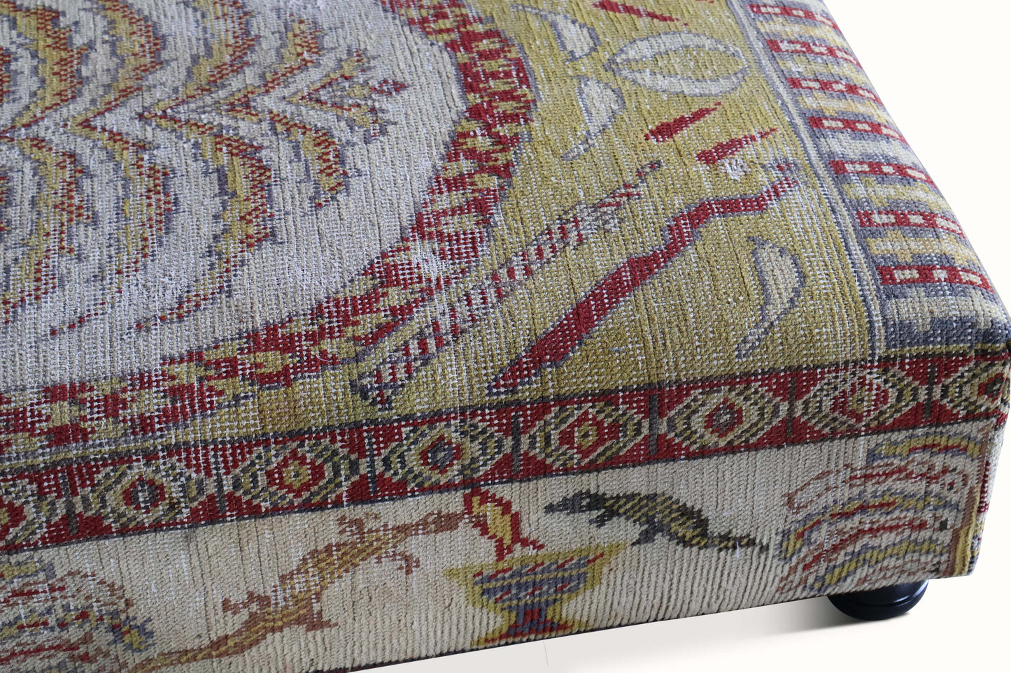 Pouf rembourré dans un tapis Khotan antique du XIXe siècle