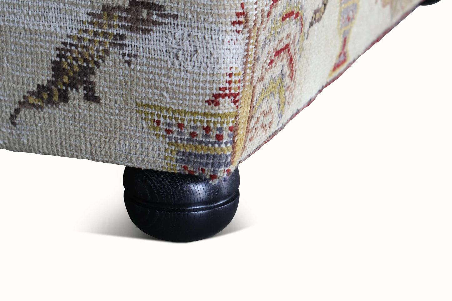 Pouf rembourré dans un tapis Khotan antique du XIXe siècle
