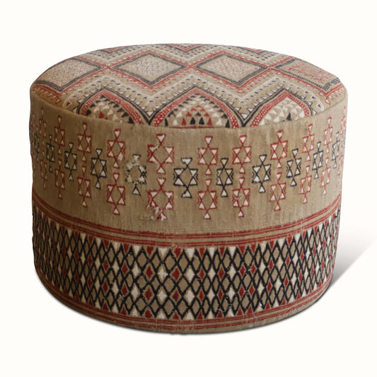 Pouf rembourré dans un tapis marocain vintage