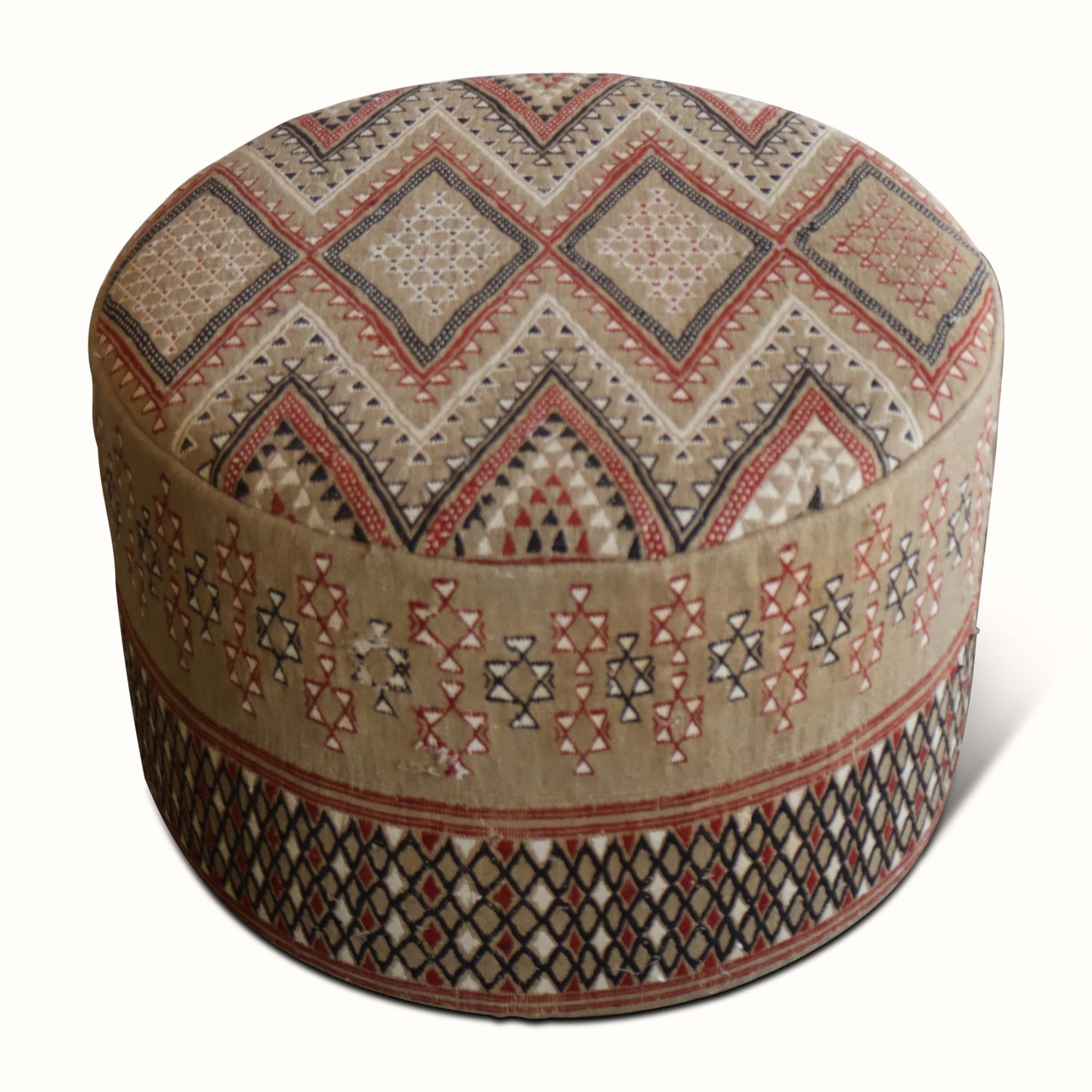 Pouf rembourré dans un tapis marocain vintage