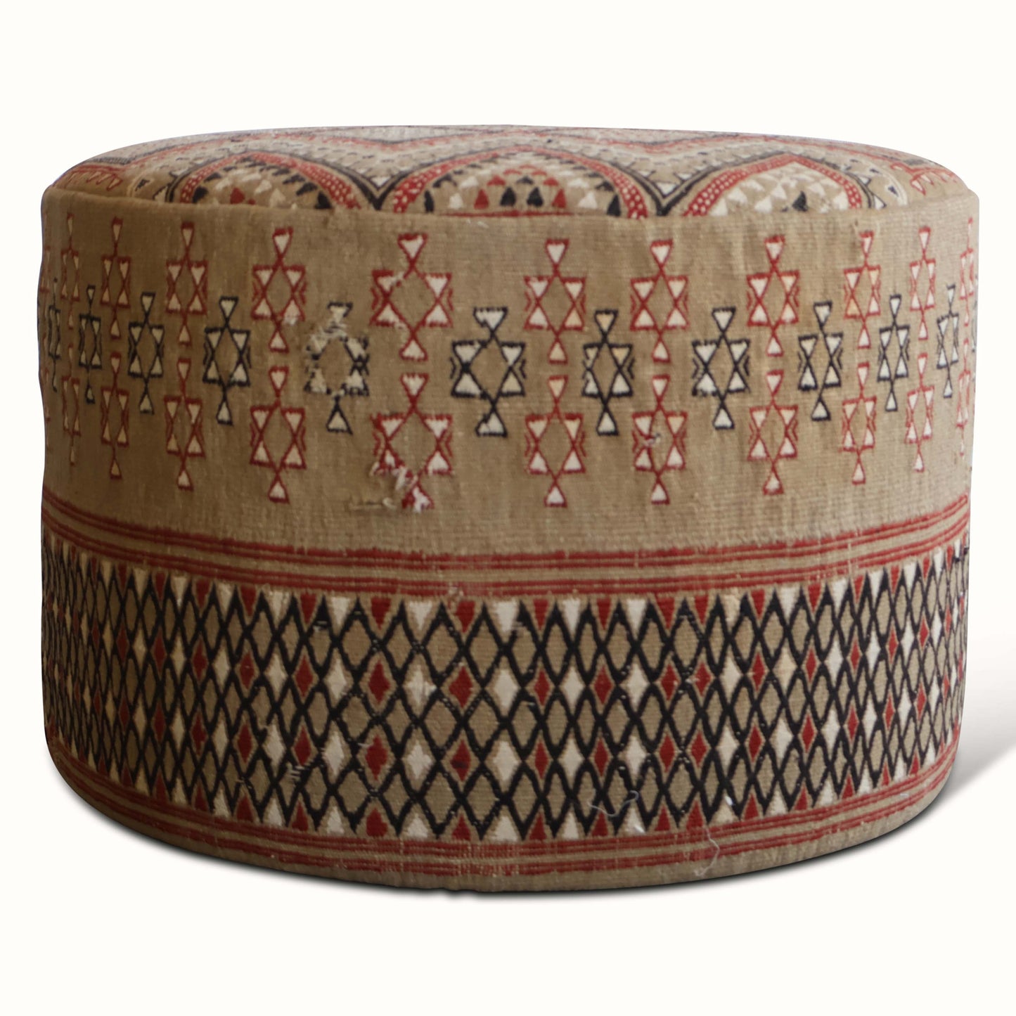 Pouf rembourré dans un tapis marocain vintage