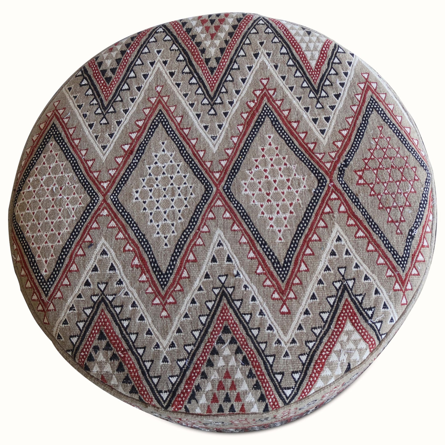 Pouf rembourré dans un tapis marocain vintage