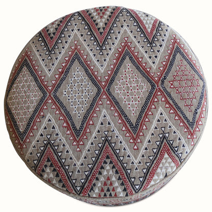 Pouf rembourré dans un tapis marocain vintage