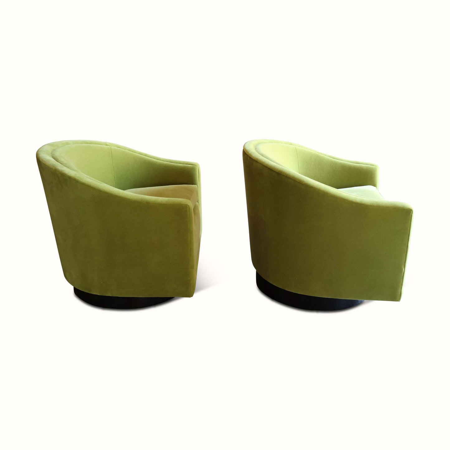 Paire de chaises pivotantes en mohair par Benjamin Baldwin