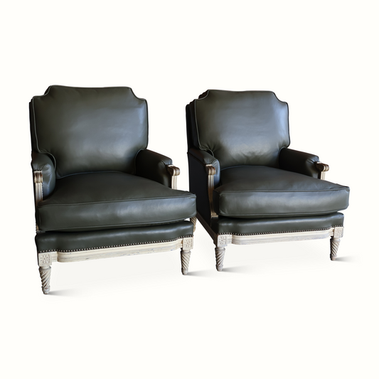 Paire de fauteuils en cuir par Maison Jansen 