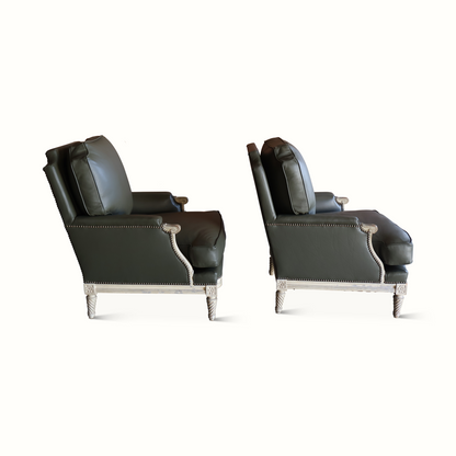Paire de fauteuils en cuir par Maison Jansen 