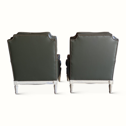 Paire de fauteuils en cuir par Maison Jansen 