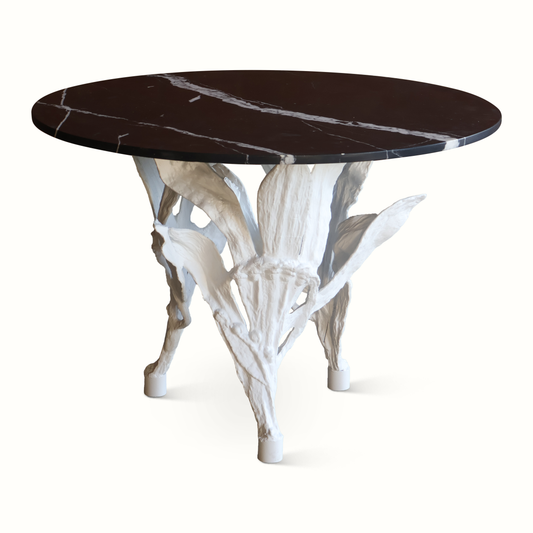 Table en finition Gesso avec plateau en marbre et rallonges en métal