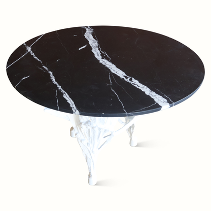 Table en finition Gesso avec plateau en marbre et rallonges en métal