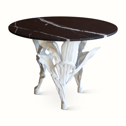 Table en finition Gesso avec plateau en marbre et rallonges en métal