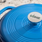 Cocotte en fonte émaillée bleue Lodge Essential de 6 pintes