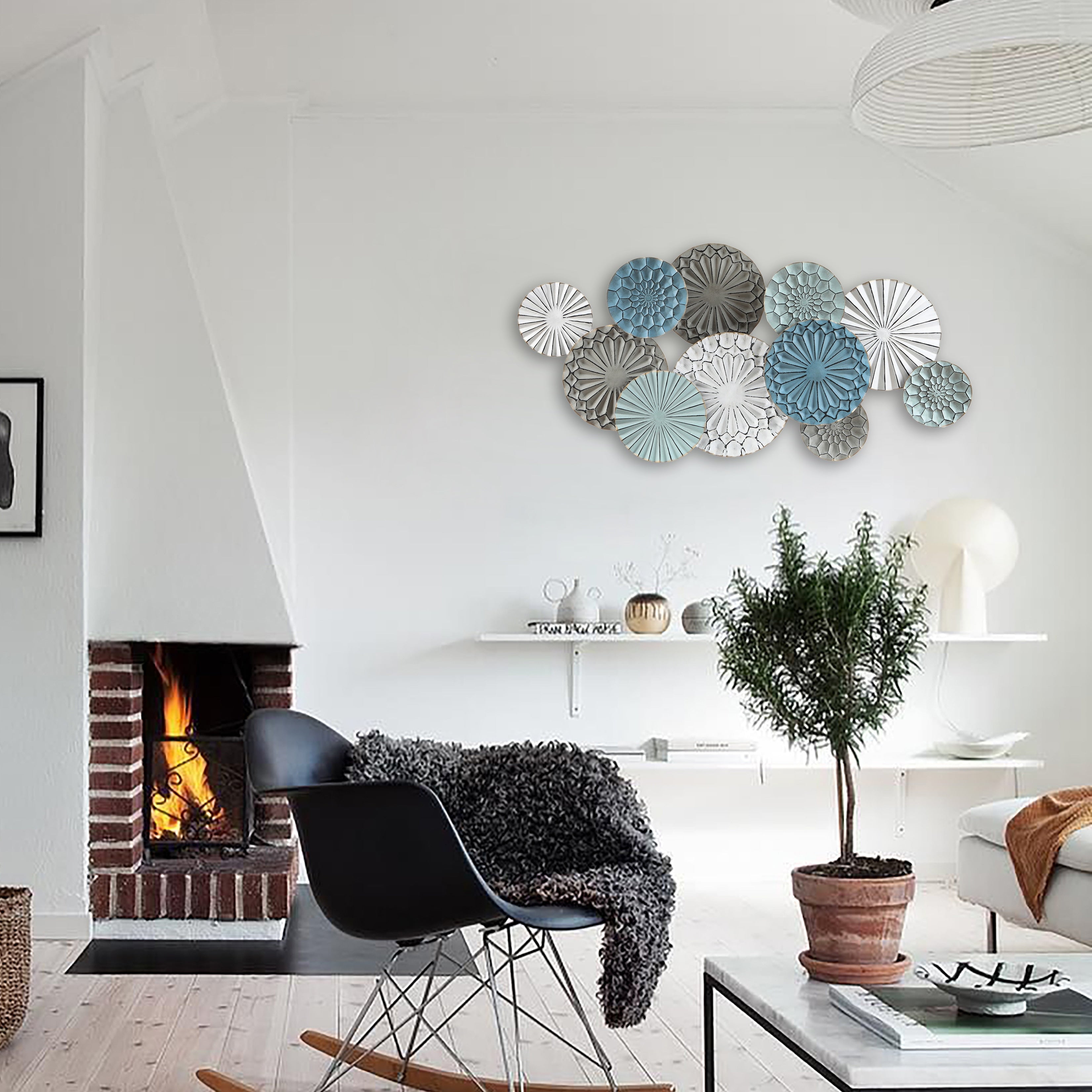 Décoration murale en métal multicolore avec motifs floraux superposés