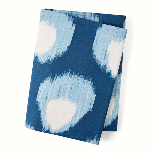 Nappe imprimée Ikat de Boukhara bleu Grace de Peter Dunham + Hudson