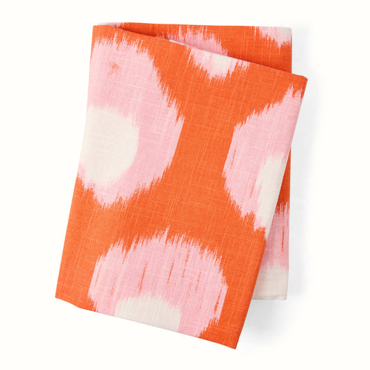 Nappe imprimée Ikat de Bukhara orange Grace de Peter Dunham + Hudson