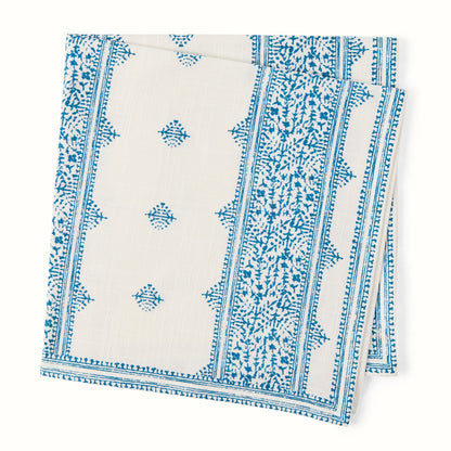 Serviette de table imprimée à rayures bleues Fez Grace de Peter Dunham + Hudson