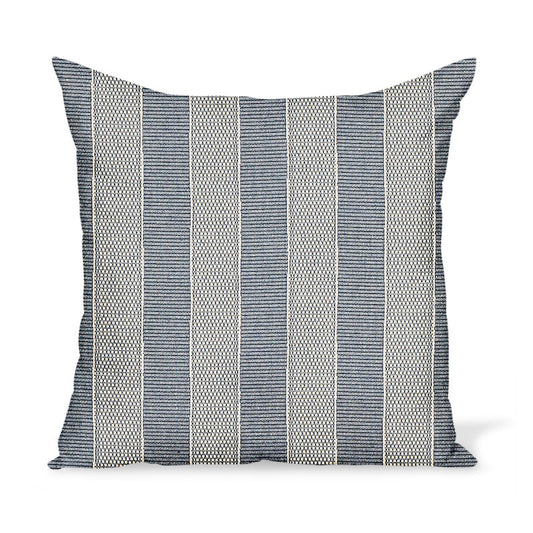Peter Dunham Textiles Outdoor Asilah en indigo sur coussin naturel