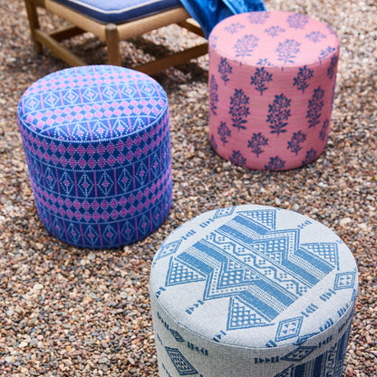 Pouf intérieur/extérieur en Peter Dunham Textiles Amida Indigo sur Naturel