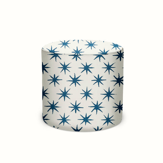 Pouf intérieur/extérieur en Peter Dunham Textiles Starstruck Indigo